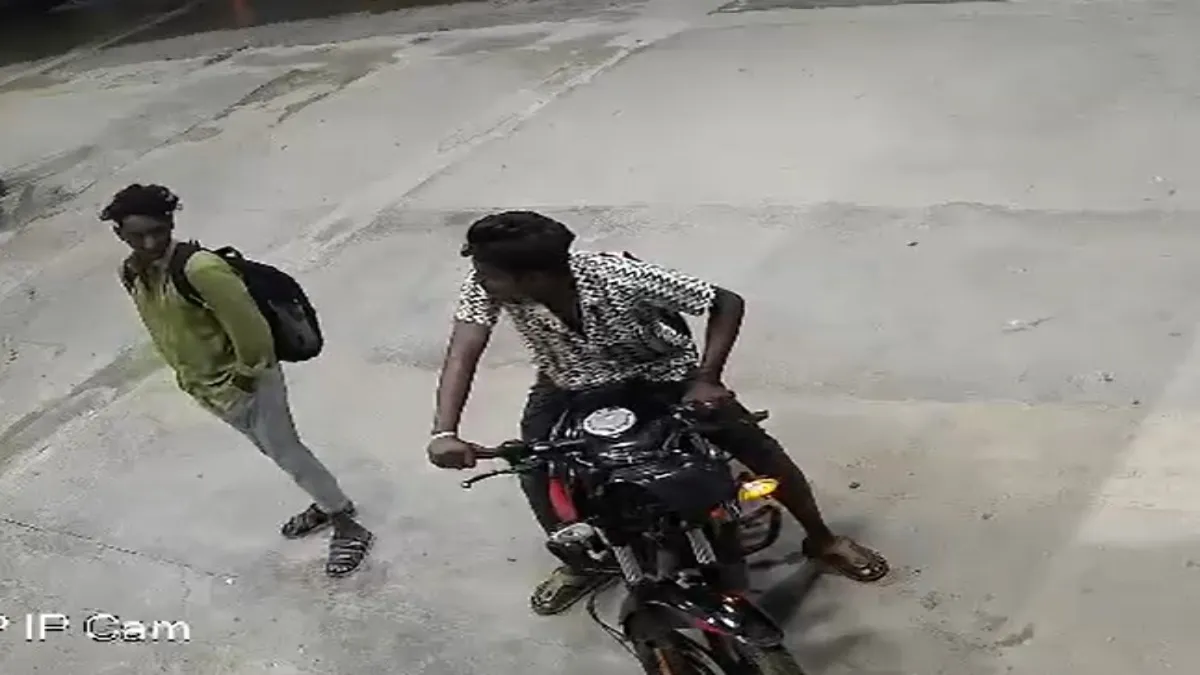 नशे में धुत्त बाइक सवार- India TV Hindi