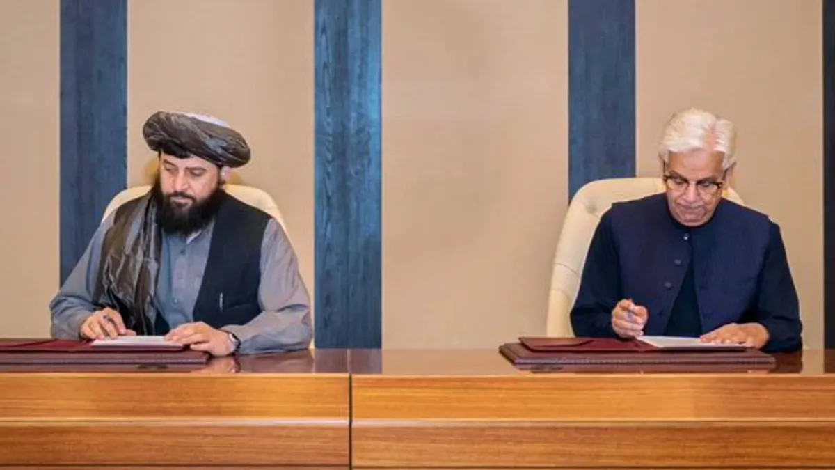 Pakistan Defence Minister Khawaja Asif (R) Afghanistan Defence Minister Mullah Mohammad Yaqoob (L)- India TV Hindi