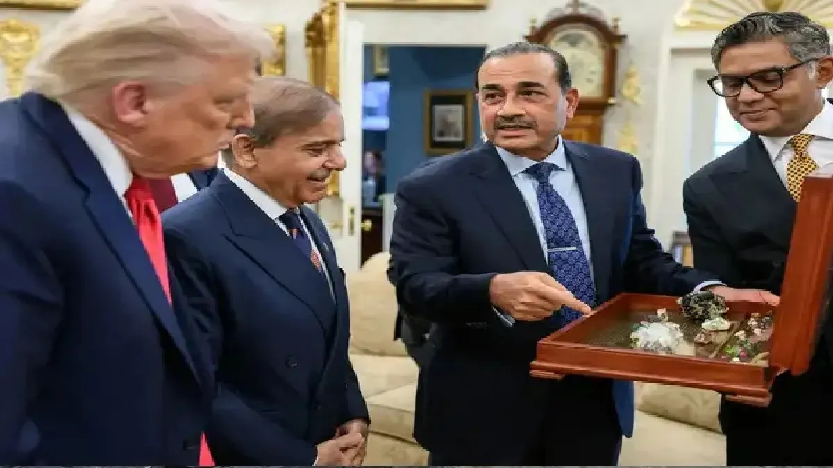 Pakistan Army chief Asim Munir shows rock samples to US President Donald Trump - India TV Hindi