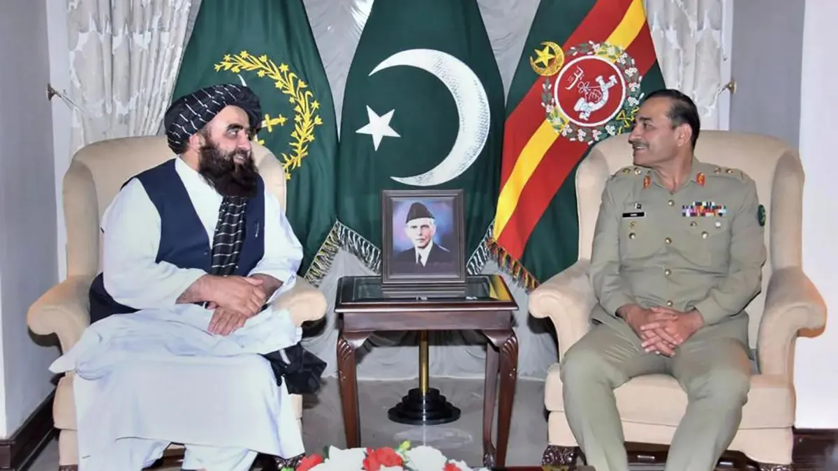 तालिबान के विदेश मंत्री आमिर खान मुत्ताकी (बाएं) और पाक आर्मी चीफ असीम मुनीर (दाएं)- India TV Hindi
