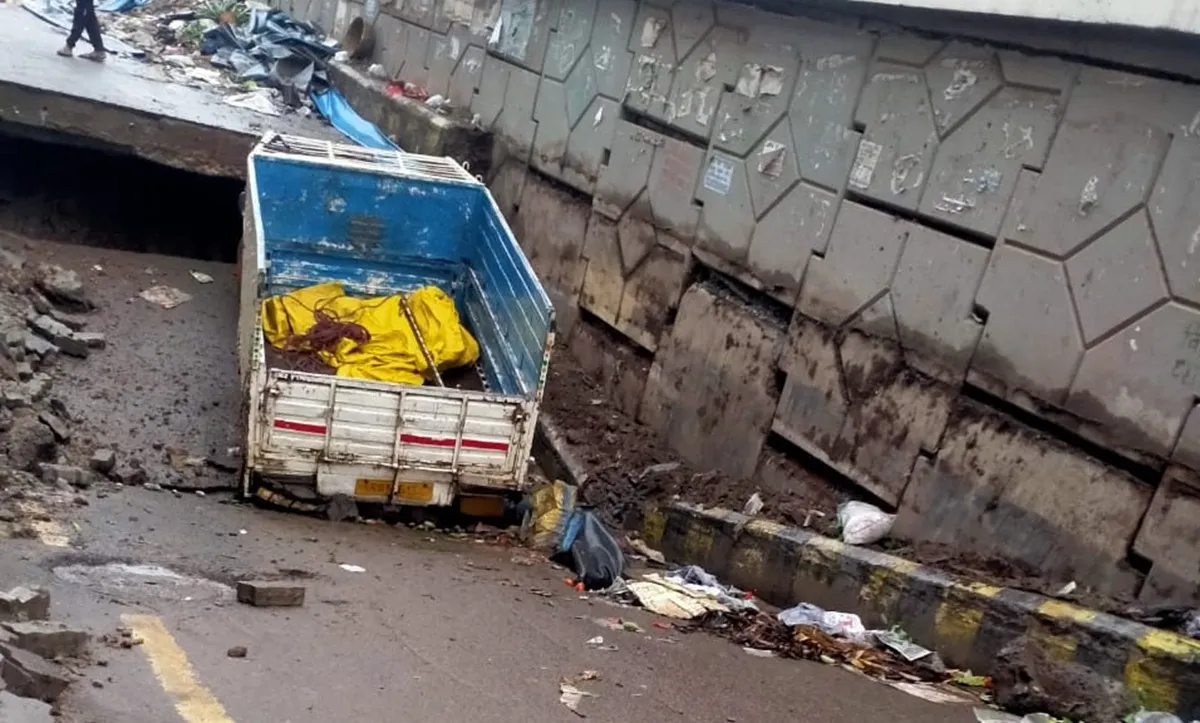 patna, road caved- India TV Hindi