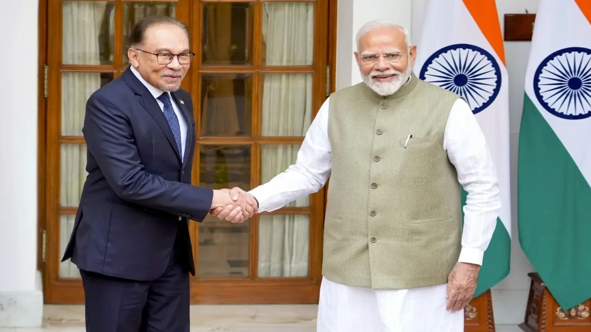 Narendra Modi (R) Malaysian Prime Minster Anwar Ibrahim (L)- India TV Hindi