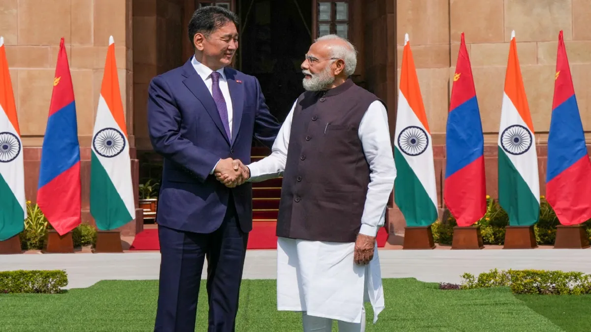 PM Narendra Modi (R) Mongolian President Khurelsukh Ukhnaa (L)- India TV Hindi