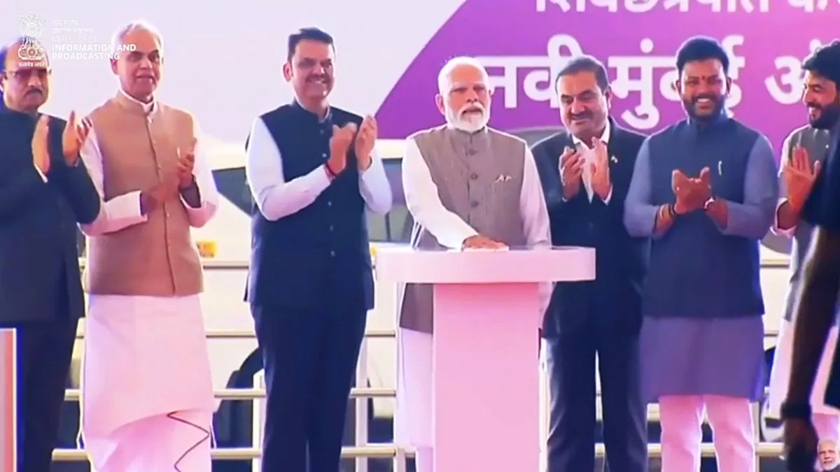 मुंबई में बुधवार को नवी मुंबई इंटरनेशनल एयरपोर्ट का उद्घाटन करते प्रधानमंत्री नरेन्द्र मोदी और महारा- India TV Paisa