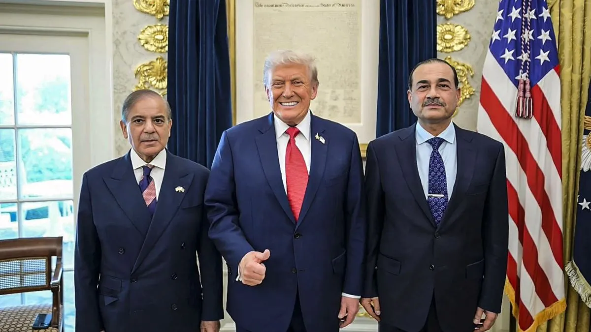पाकिस्तान के पीएम शहबाज शरीफ (बाएं),अमेरिका के राष्ट्रपति डोनाल्ड ट्रंप (बीच में) और पाक आर्मी चीफ अ- India TV Hindi