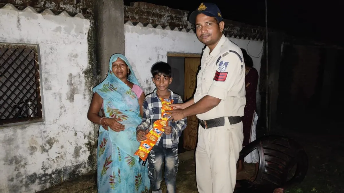 पुलिस ने बच्चे को दिलाई कुरकुरे।- India TV Hindi