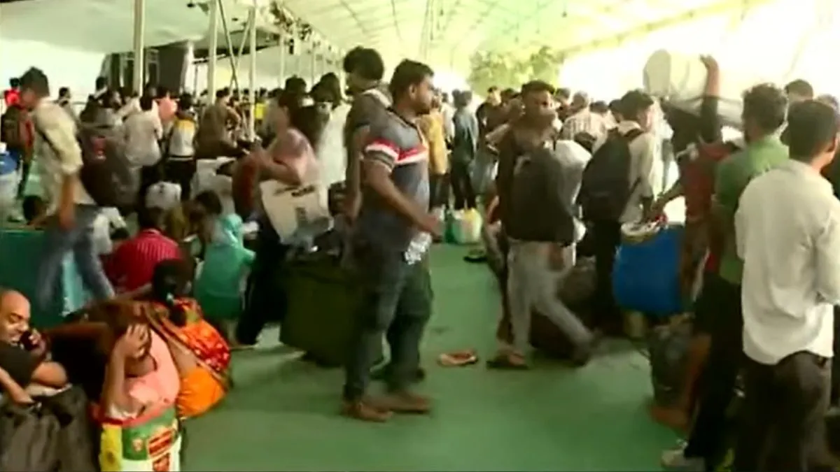 स्टेशनों पर उमड़ा यात्रियों का सैलाब।- India TV Hindi