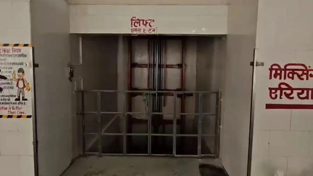 लिफ्ट में फंसने से हुई मौत।- India TV Hindi