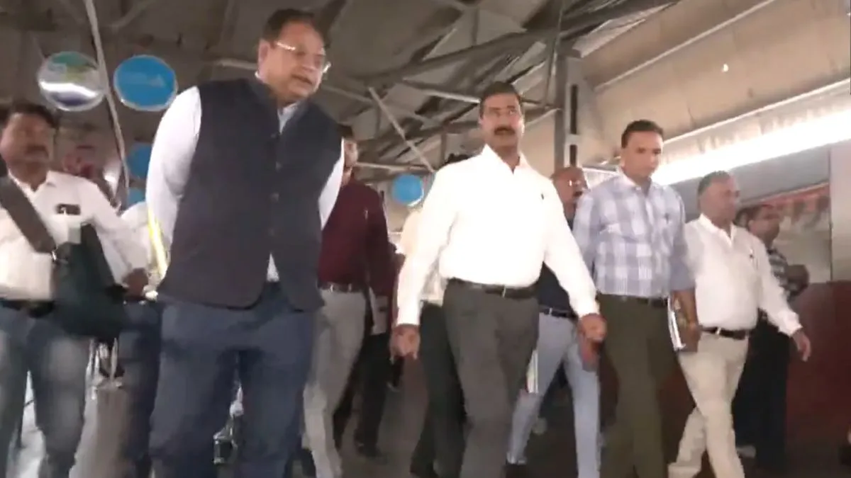 पश्चिम रेलवे के महाप्रबंधक विवेक कुमार गुप्ता ने तैयारियों का लिया जायजा।- India TV Hindi
