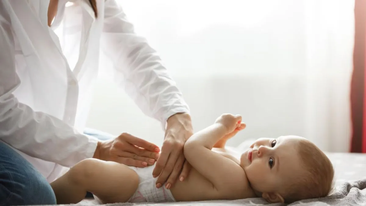 बच्चों के डायपर किस तरह बदलें- India TV Hindi