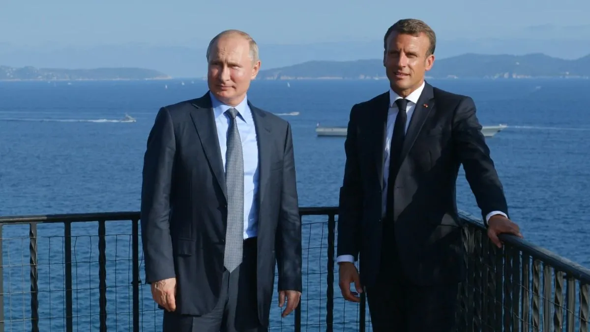 रूस के राष्ट्रपति पुतिन (बाएं) और फ्रांस के प्रेसिडेंट (इमैनुएल मैक्रों)- India TV Hindi