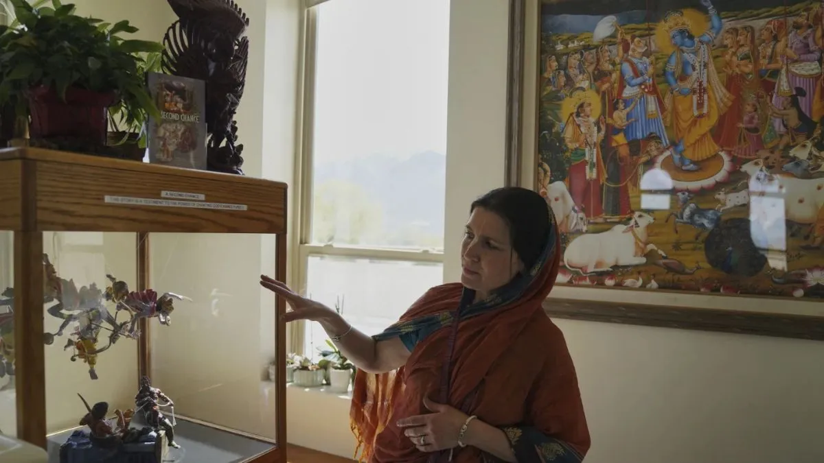 इस्कॉन मंदिर की दीवार पर अंकित श्रीमद्भागवद्गीता का प्रतीकात्मक चित्र।- India TV Hindi