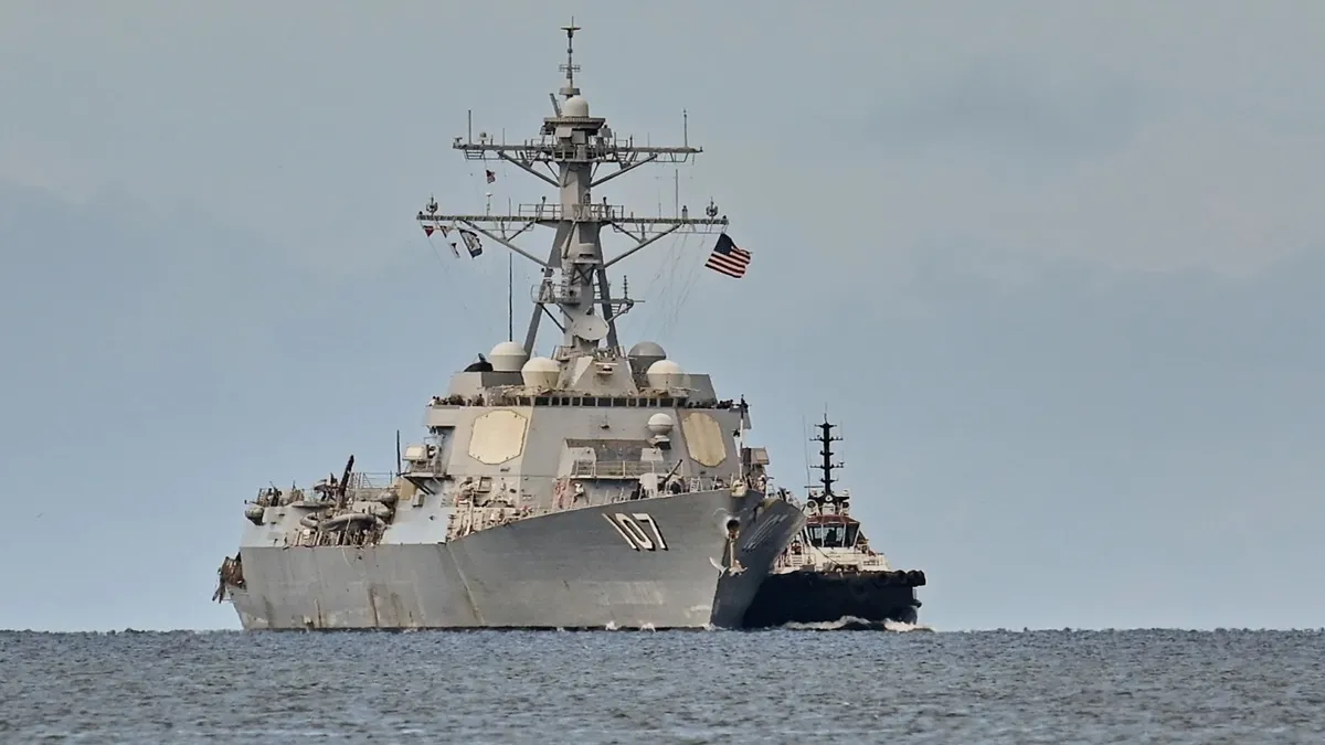 America Warship Docks Near Venezuela- India TV Hindi