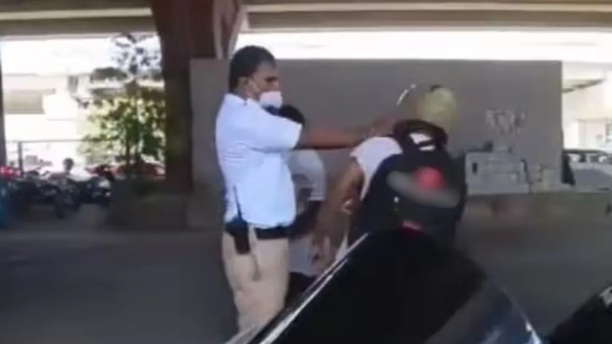 ngaluru traffic policeman video, Bengaluru policeman slap, Bengaluru slap viral video, Bengaluru cop- India TV Hindi