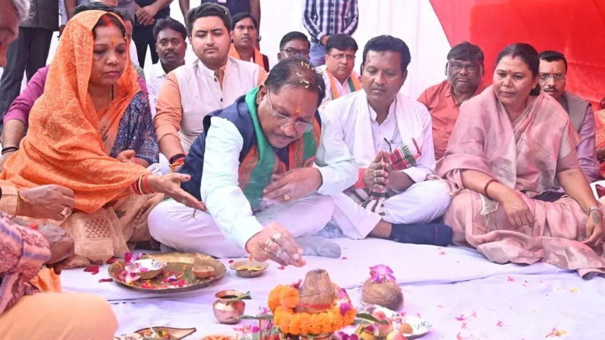 भूमिपूजन करते छत्तीसगढ़ के मुख्यमंत्री विष्णुदेव साय- India TV Hindi