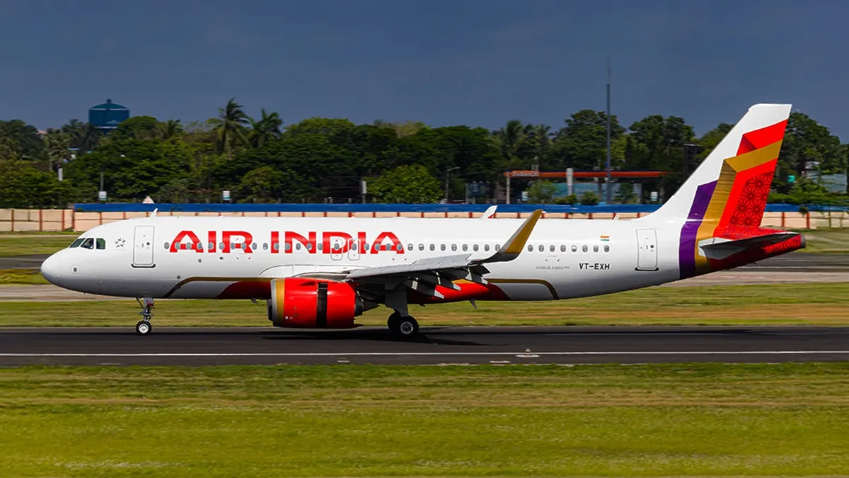 रनवे पर खड़ा एयर इंडिया का विमान।- India TV Paisa