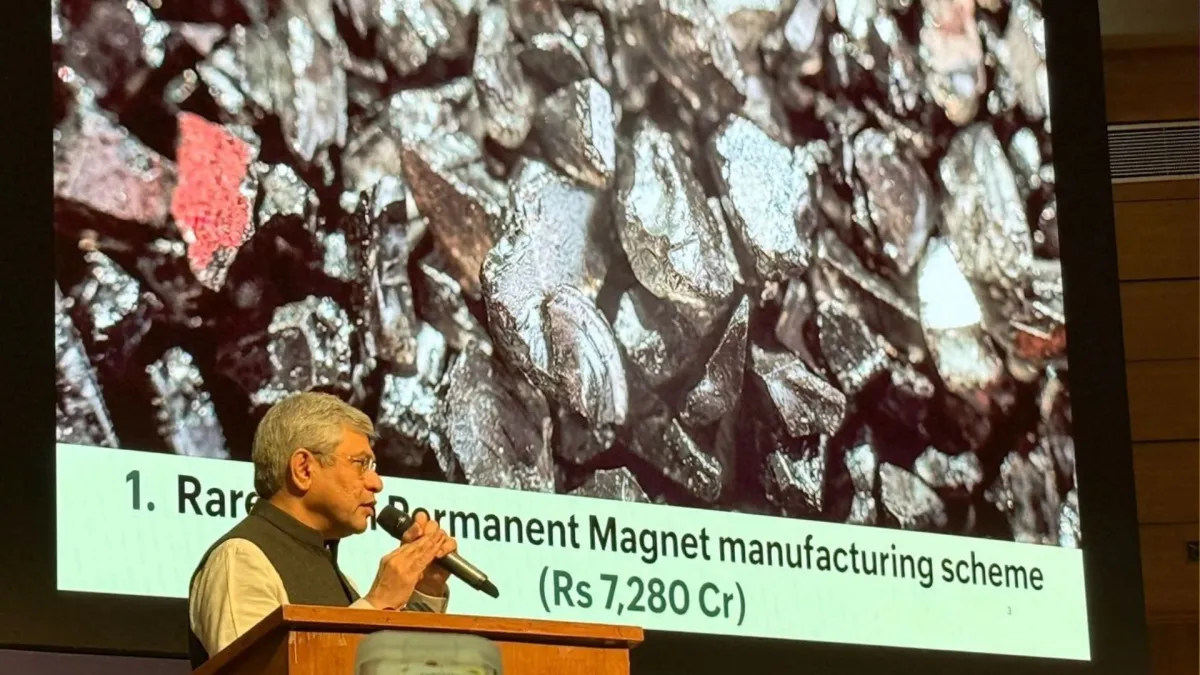 बुधवार को कैबिनेट के फैसले की जानकारी देते I&B मिनिस्टर अश्विनी वैष्णव।- India TV Paisa