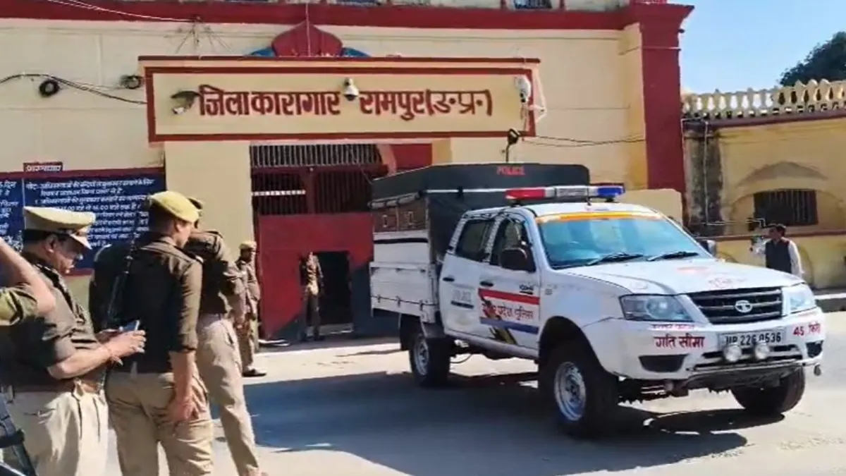 पुलिस की गाड़ी में आजम खान ने बैठने से मना किया- India TV Hindi