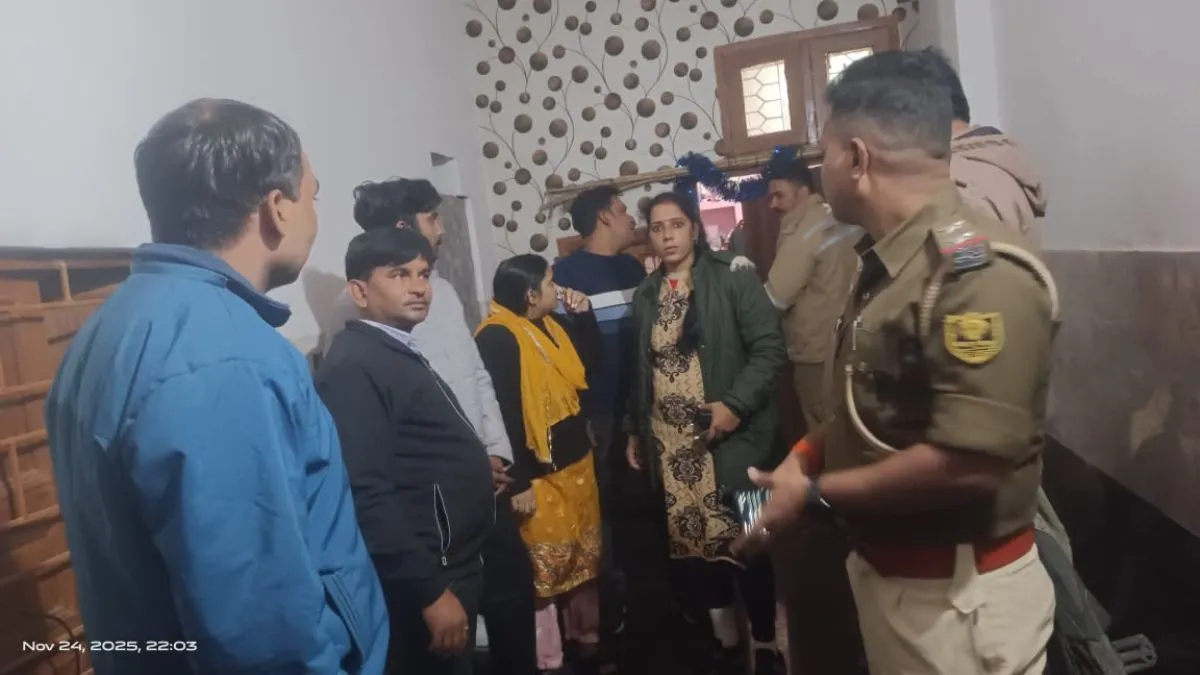 प्रेमी के साथ पुलिस हिरासत में महिला- India TV Hindi