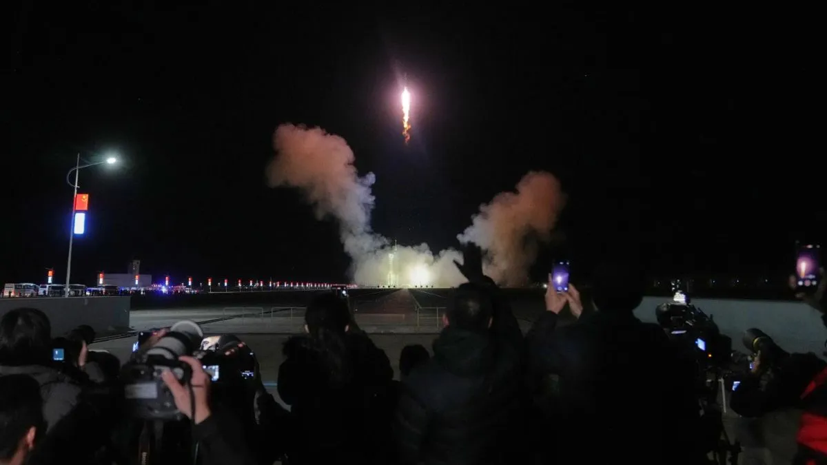 अंतरराष्ट्रीय अंतरिक्ष स्टेशन के लिए उड़ान भरता चीन का शेनझोऊ-21 यान- India TV Hindi