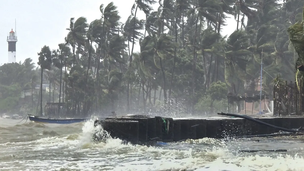 चक्रवाती तूफान के चलते समुद्री तटों पर उठती ऊंची लहरें- India TV Hindi