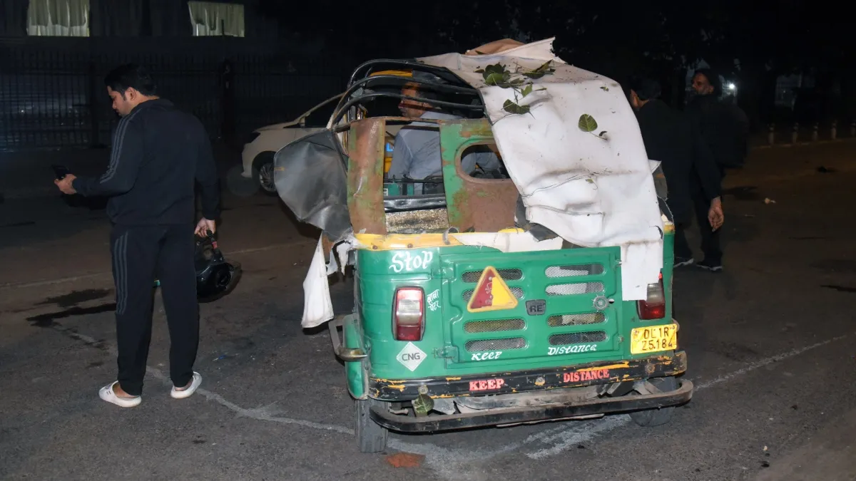 धमाके वाली कार के पीछे था ये ऑटो- India TV Hindi