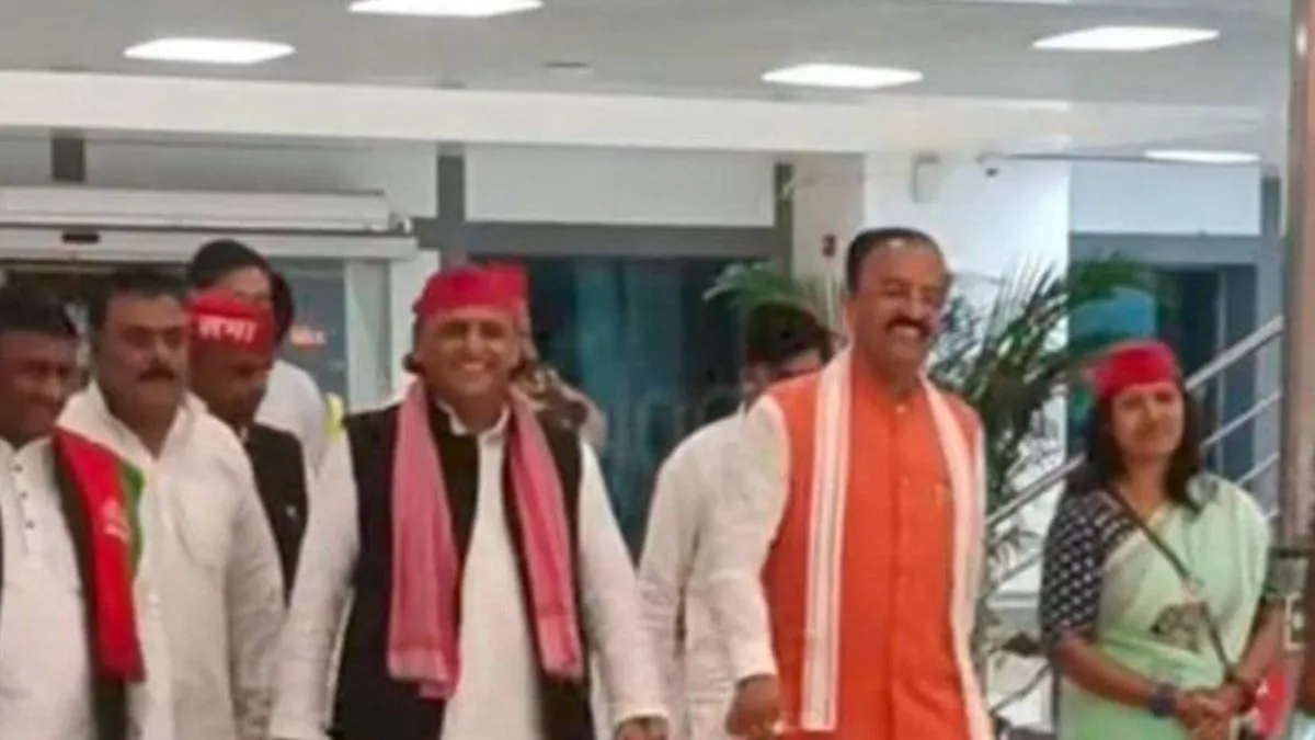 पटना एयरपोर्ट पर अखिलेश यादव और केशव मौर्य- India TV Hindi