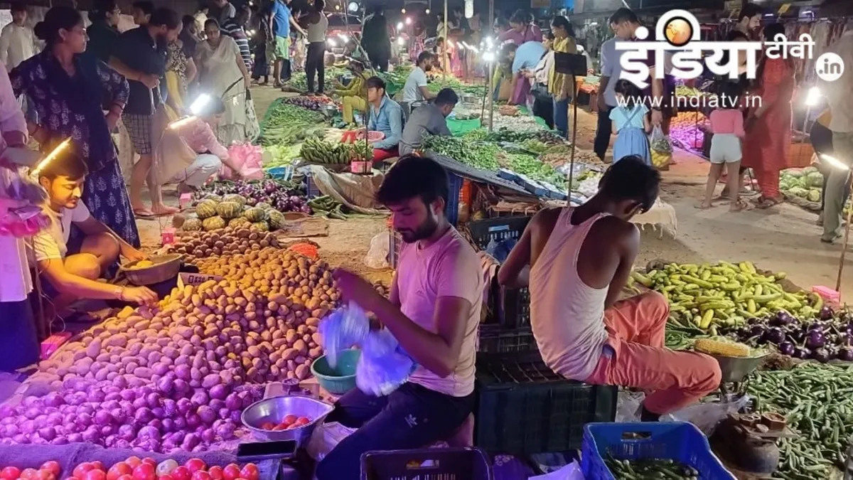 सब्जी मंडी में खरीदारी करते लोग।- India TV Paisa