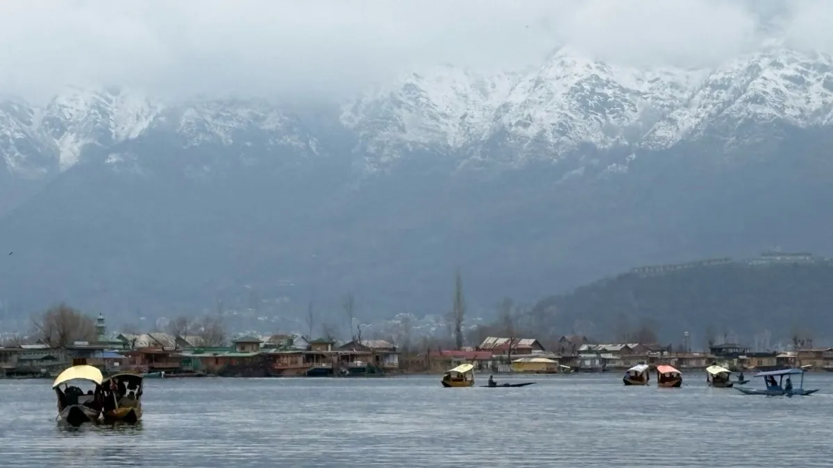 कश्मीर में पड़ रही कड़ाके की ठंड- India TV Hindi