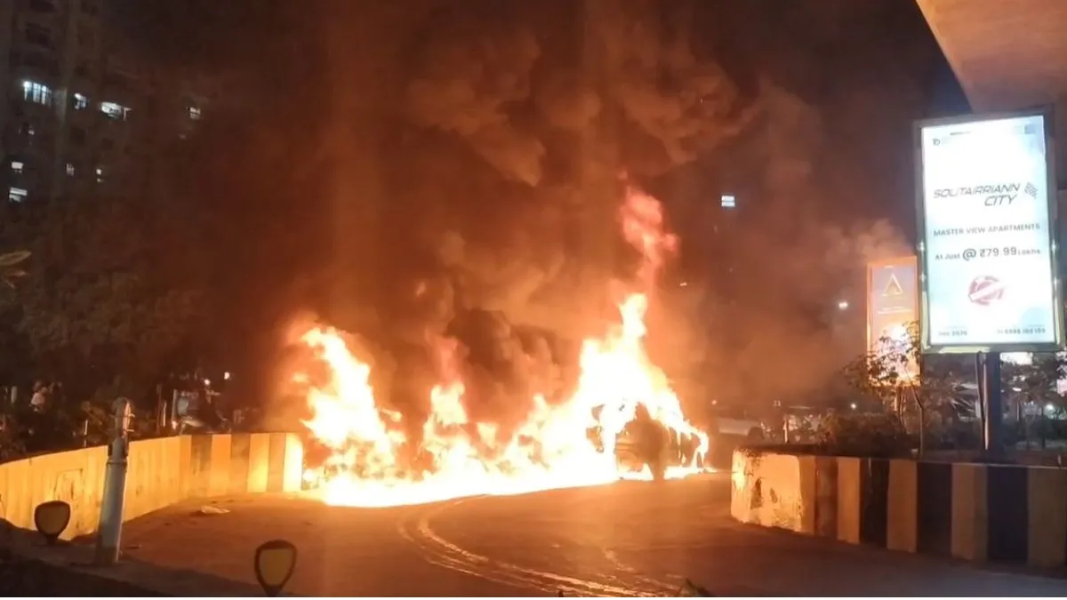 Noida, Car Fire- India TV Hindi