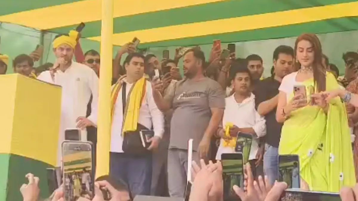 तेज प्रताप के लिए चुनाव प्रचार करती हुईं भोजपुरी अभिनेत्री अक्षरा सिंह- India TV Hindi