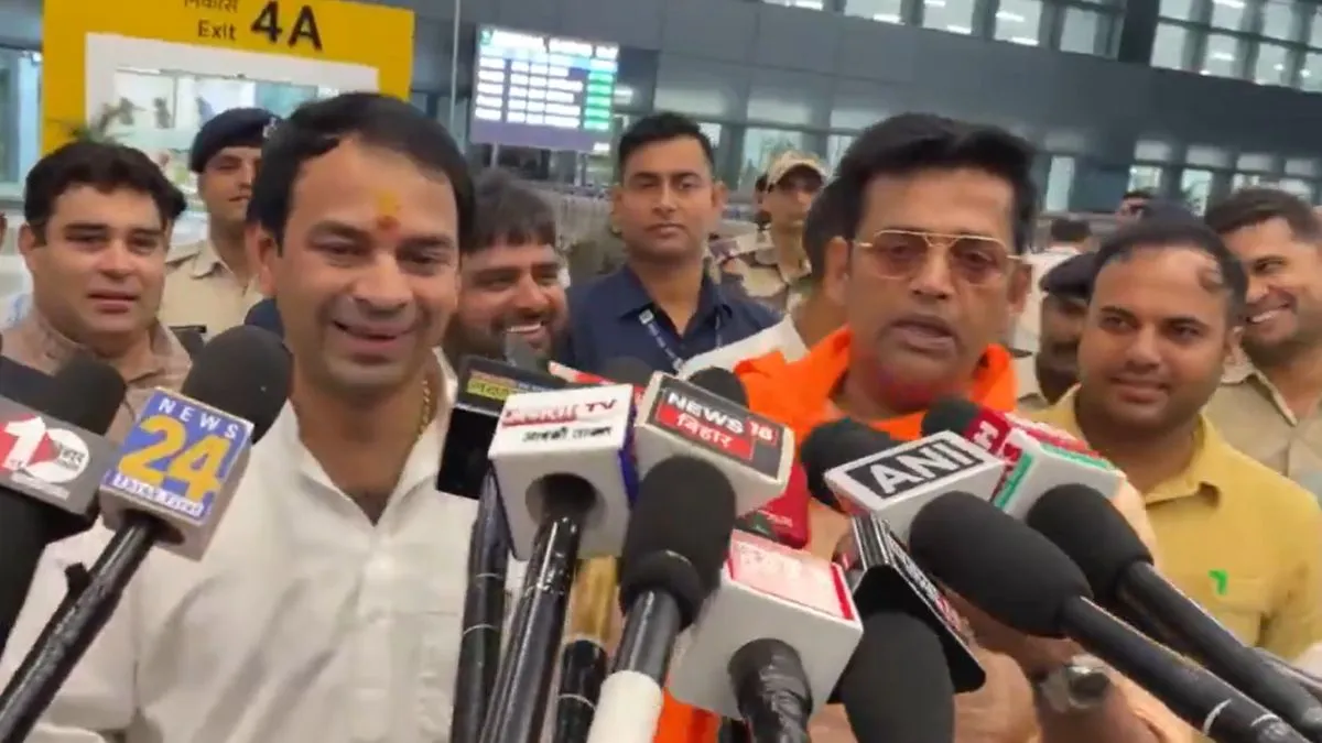 एयरपोर्ट पर मिले रवि किशन और तेज प्रताप।- India TV Hindi