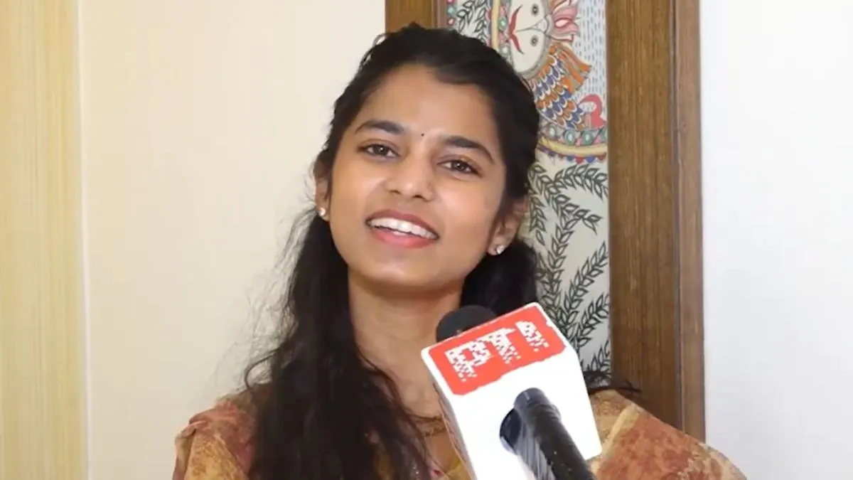 मैथिली ठाकुर ने गाया बधाई गीत।- India TV Hindi