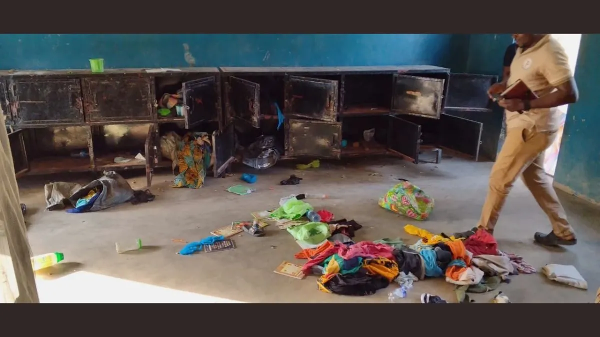 बंदूक लेकर स्कूल में घुसे आतंकी।- India TV Hindi