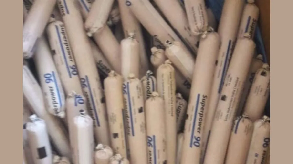 स्कूल के पास मिलीं जिलेटिन की रॉड।- India TV Hindi