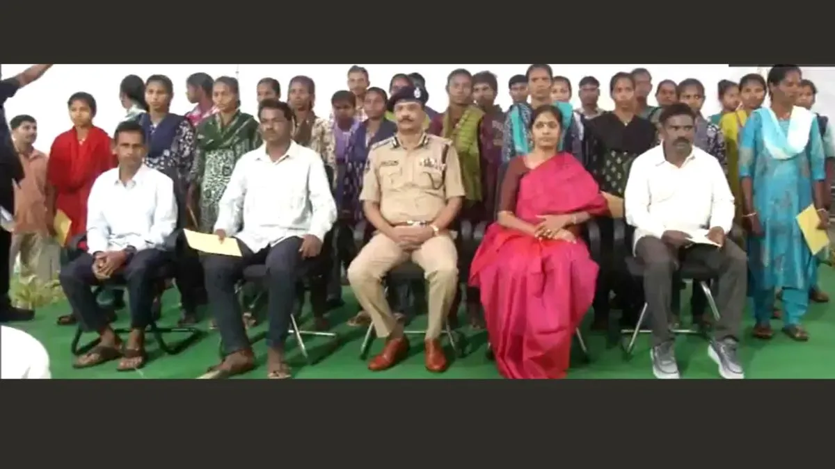 37 माओवादियों ने किया सरेंडर।- India TV Hindi