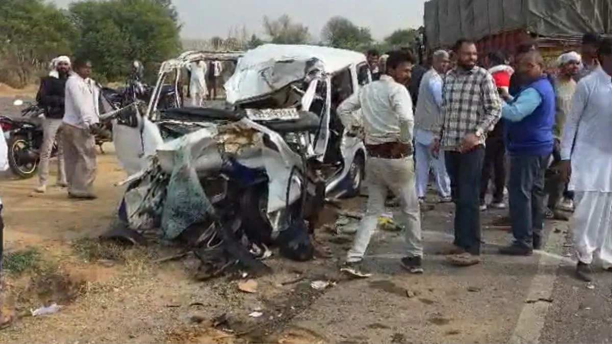 ट्रक की टक्कर से कार के उड़े परखच्चे। - India TV Hindi