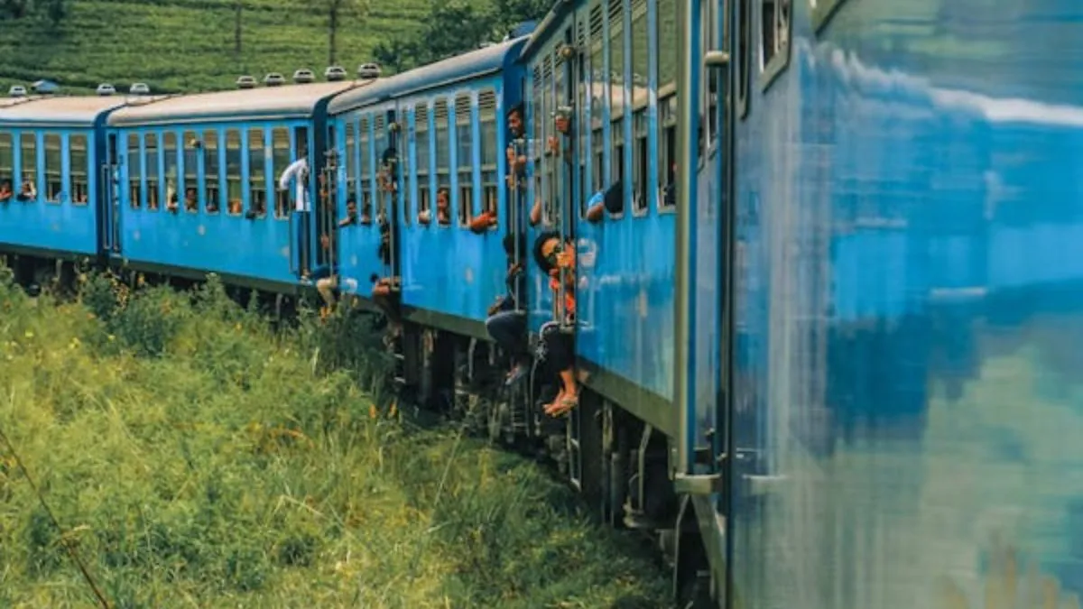 शराबी ने युवती को ट्रेन से दिया धक्का।- India TV Hindi