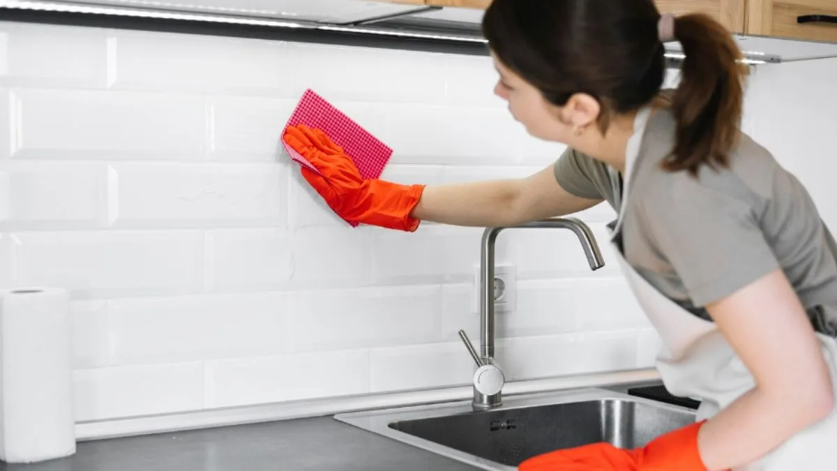 रसोई की टाइल्स पर लगी चिकनाई हटाने का आसान तरीका- India TV Hindi