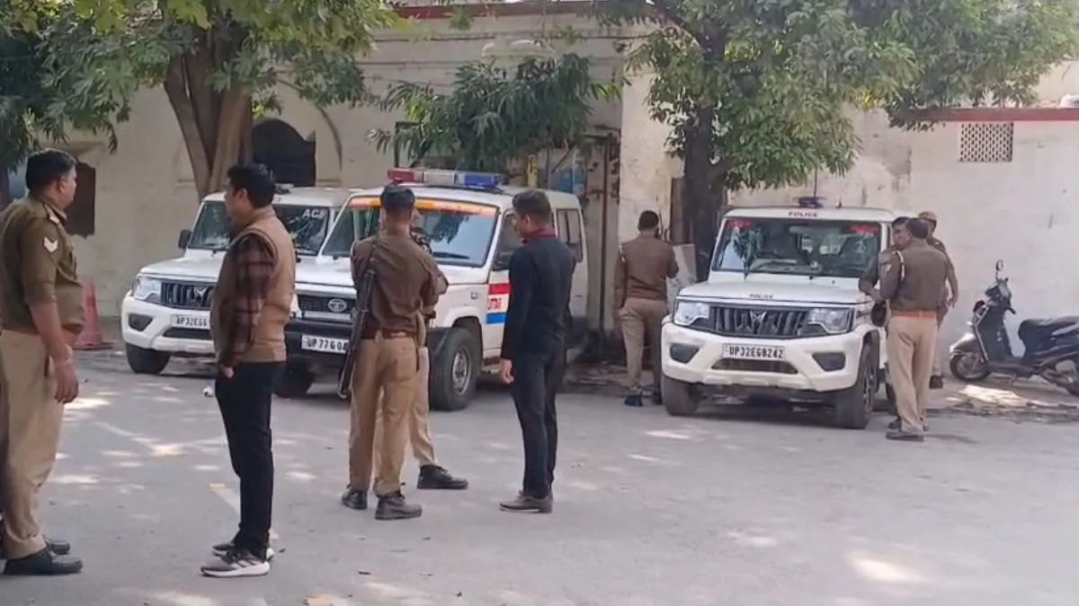 कानपुर में वसूली के आरोपी 7 पुलिसकर्मी खुद वीडियो वायरल कर फंसे- India TV Hindi