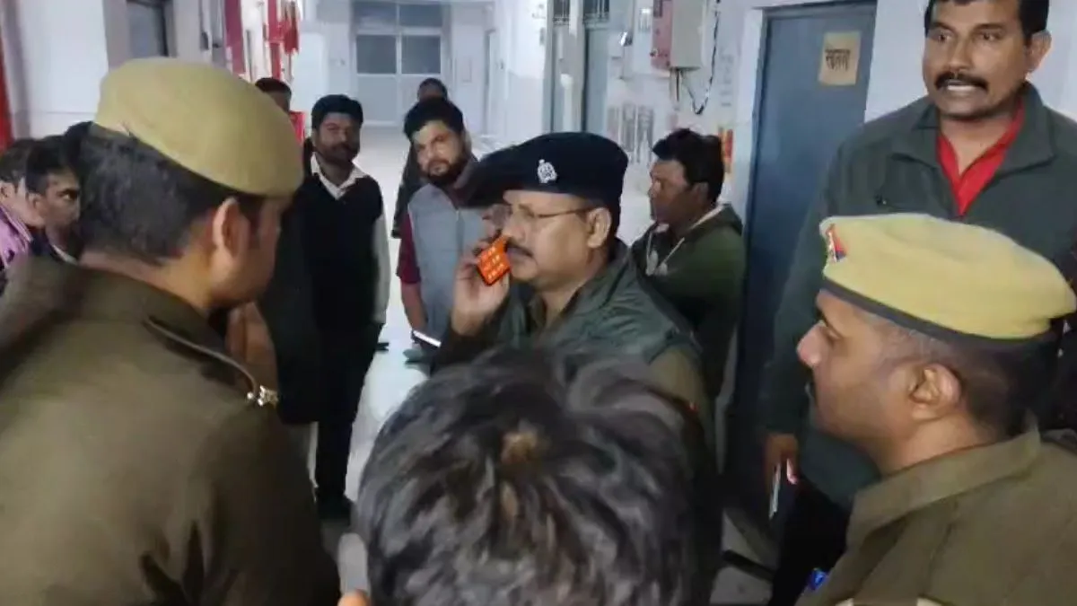 कुंडा में जांच करती पुलिस- India TV Hindi