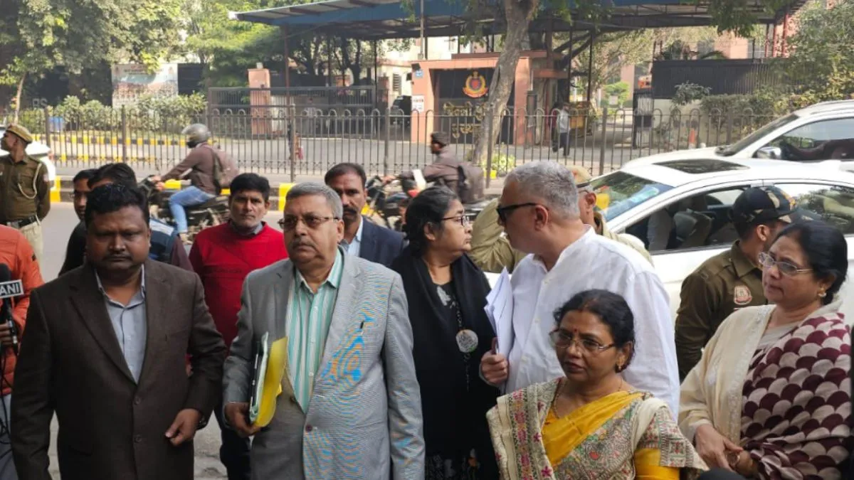 चुनाव आयोग से मिलने जाते टीएमसी सांसद- India TV Hindi