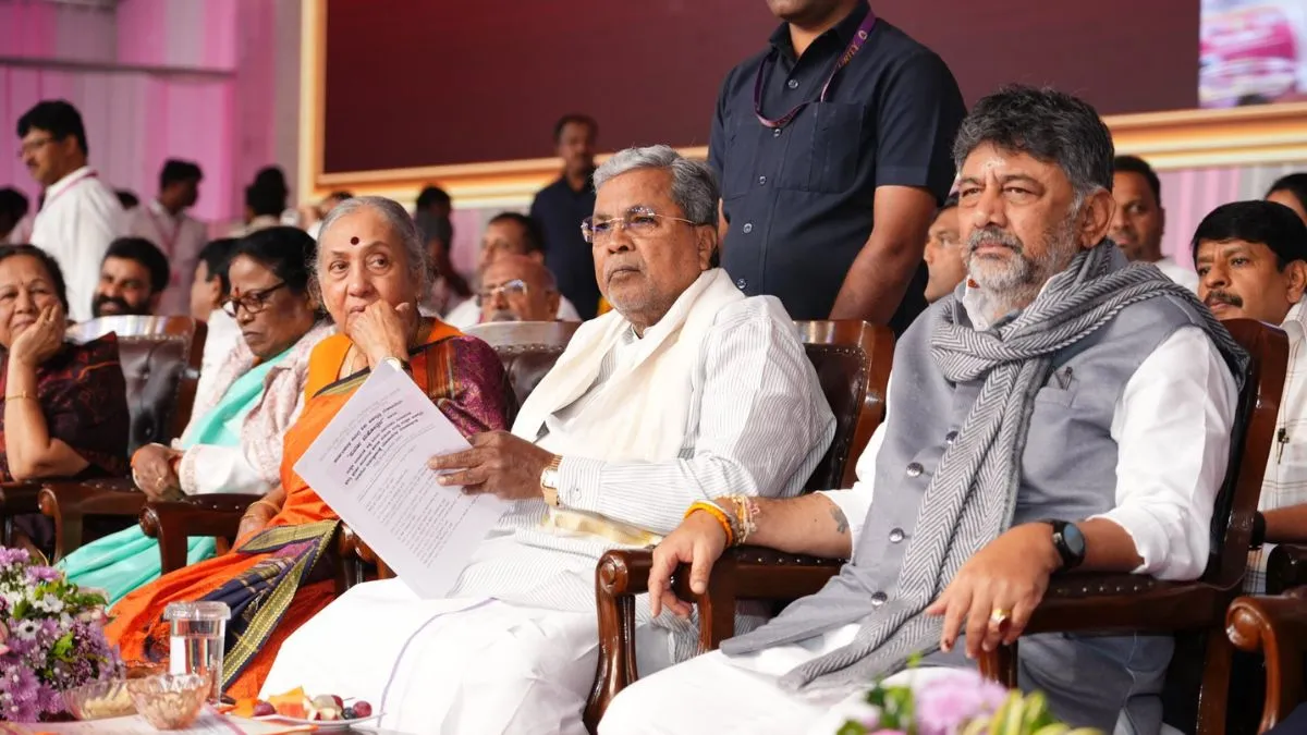 मुख्यमंत्री सिद्धारमैया के साथ डीके शिवकुमार- India TV Hindi