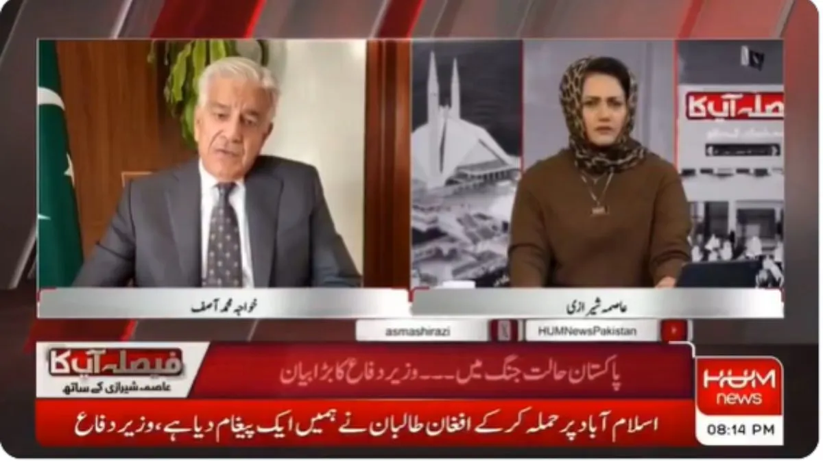 पाकिस्तानी टीवी चैनल पर बोलते ख्वाजा आसिफ। - India TV Hindi