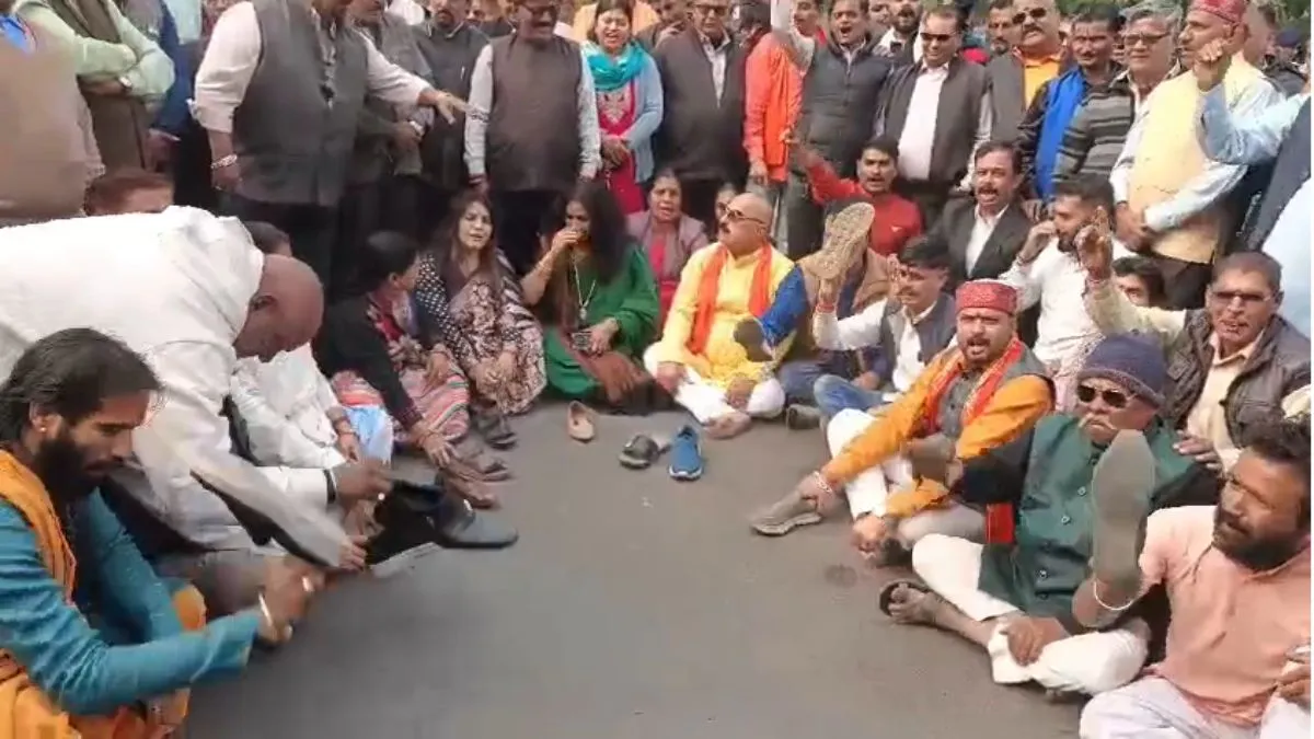 जबलपुर में प्रदर्शन करते ब्राह्मण समुदाय के लोग- India TV Hindi