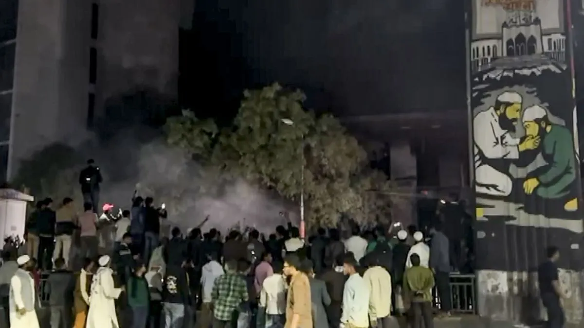 बांग्लादेश में हिंसा की तस्वीर। - India TV Hindi