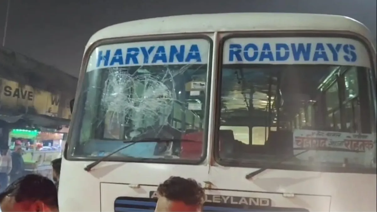 तेज रफ्तार बस ने 2 युवकों को कुचला, गुस्साए लोगों ने की तोड़फोड़