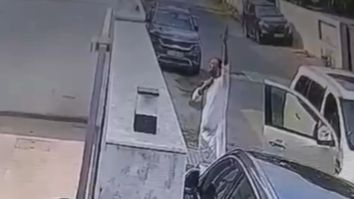 घर के बाहर फायरिंग करता शख्स- India TV Hindi