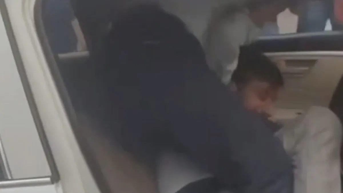 ट्रैफिक पुलिस ने की टैक्सी ड्राइवर की कुटाई, वीडियो हो रहा वायरल ट्रैफिक पुलिस ने की टैक्सी ड्राइवर की कुटाई, वीडियो हो रहा वायरल