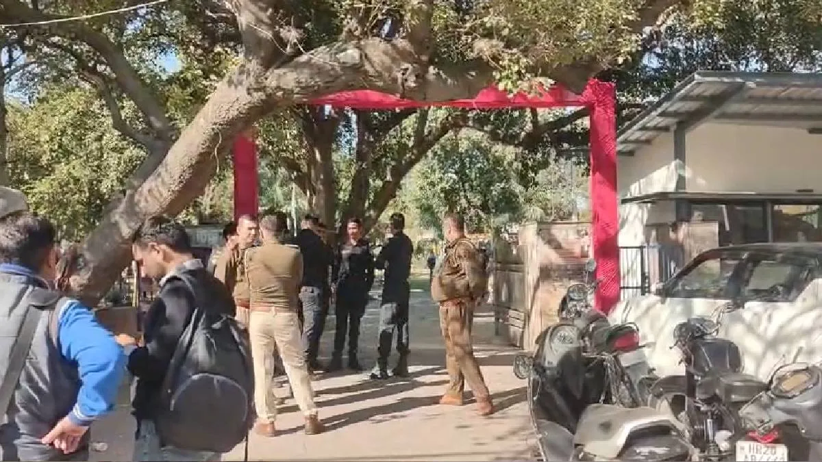 चर्च के पास पुलिस तैनात - इंडिया टीवी हिंदी